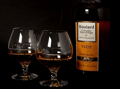 Terroir-Artisan - Le Calvados : zoom sur ses origines et son histoire Terroir-Artisan - Le Calvados : zoom sur ses origines et son histoire