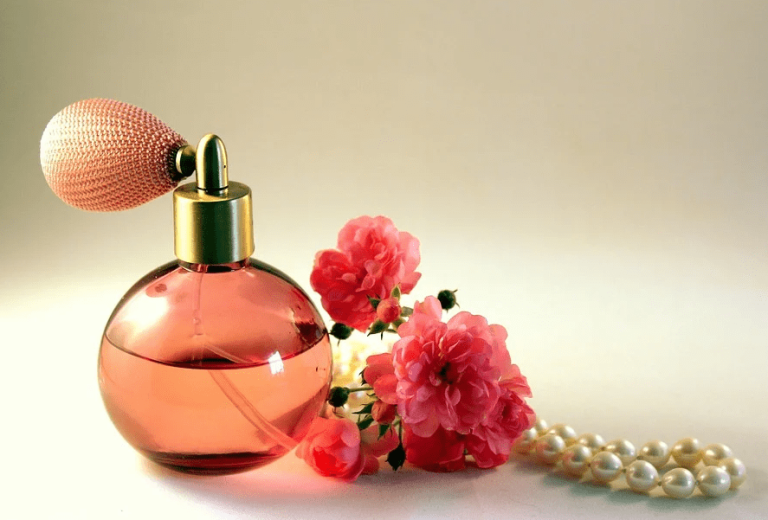 Terroir-Artisan - Le parfum français : zoom sur son origine et son histoire Terroir-Artisan - Le parfum français : zoom sur son origine et son histoire