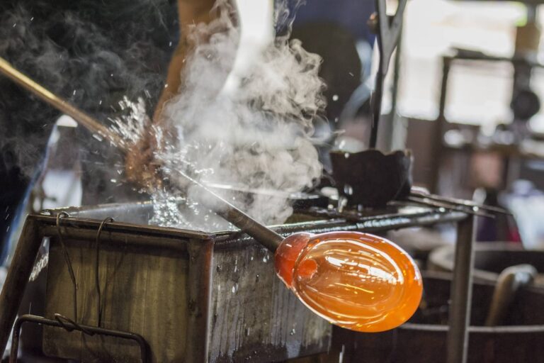 Terroir-Artisan - Zoom sur le soufflage du verre, un art qui passionne toujours les Français Terroir-Artisan - Zoom sur le soufflage du verre, un art qui passionne toujours les Français